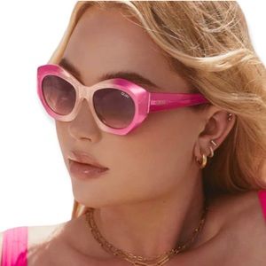 QUAY Real Me Sunglasses Pink Ombre
BOUTIQUE
Frame Brown Lenses Geometric Shape